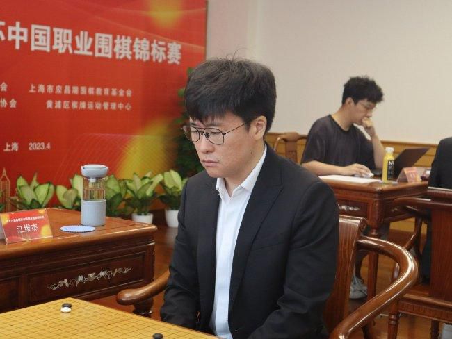 伙计强仔快步走下楼梯，在门口说道：钟叔，客人都走了，我已经关门了。