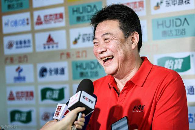 他来到了这里参观，我们一直在和他交流。